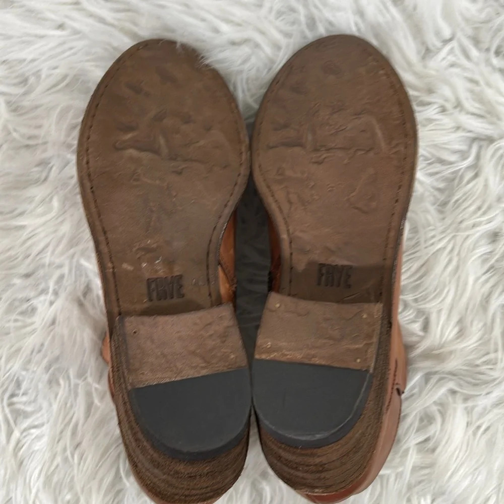 Frye Carson Piping Cognac DISTRESSED LEATHER Ankle Bootie Heel Side Zip Size 7.5 - Picture 11 of 15